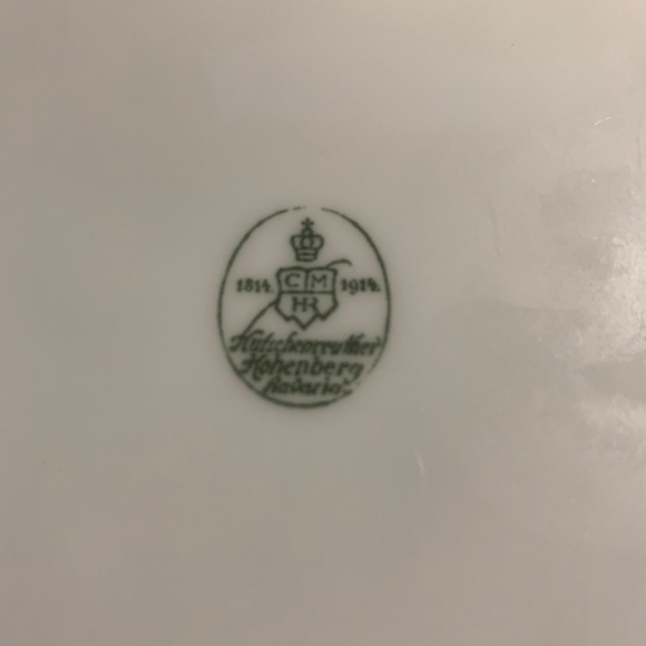 A set of PORCELEIN MATCHING SERVING BOWLS - Picture 3 of 3